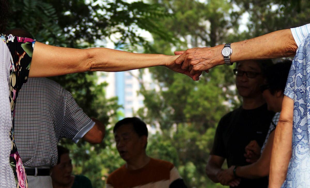 为什么不给老人去跳交谊舞,67岁大爷哭诉:交谊舞害人不浅