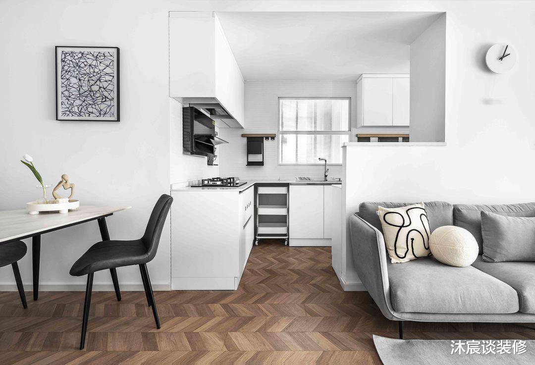 这对95后有远见，用单纯的白墙与温暖的木地板，轻松打造清爽的家