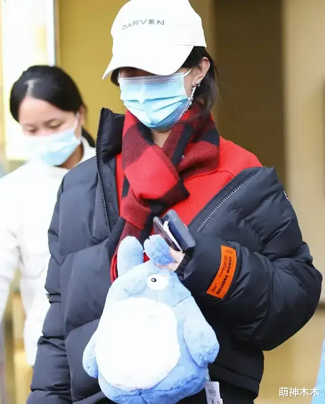 赵丽颖|明星春晚私服太抢眼:宋茜万元大衣似炸鸡,赵丽颖千元外套被吐槽