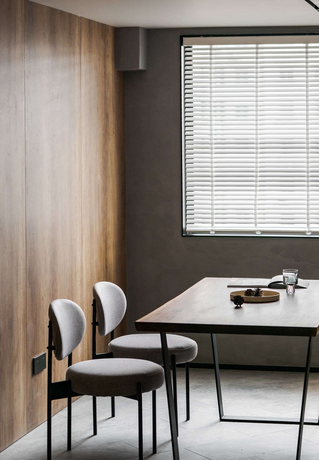 不管别人怎么说,她坚持把自己的家装成工业风格,有自己的高冷风