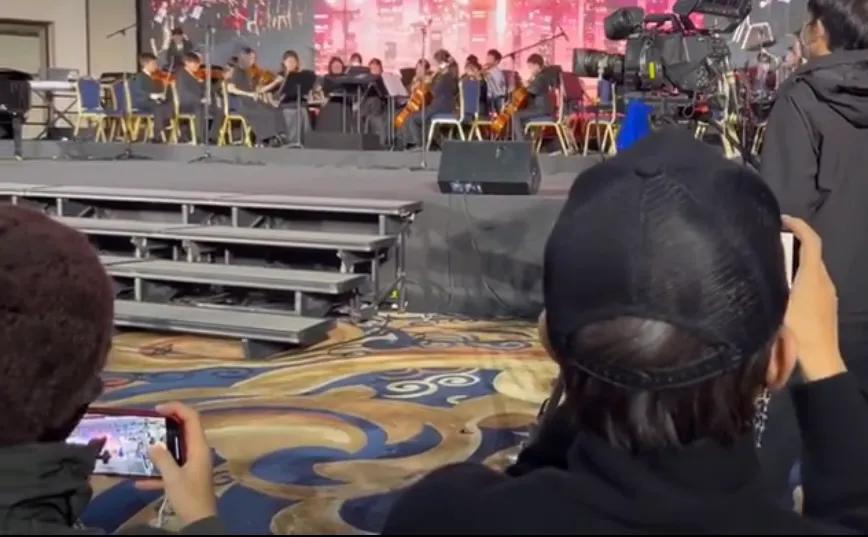 jasper|邓超孙俪现身女儿学校看演出超有爱，陈小春夫妇同场看Jasper唱歌