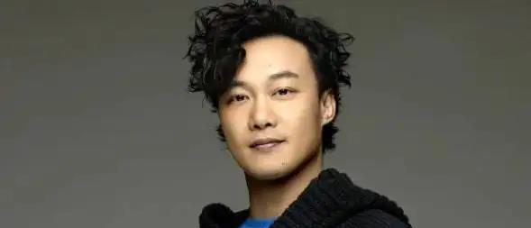 腾讯|十年之前我不认识你，十年之后你在直播间哭穷，过气港星的悲哀