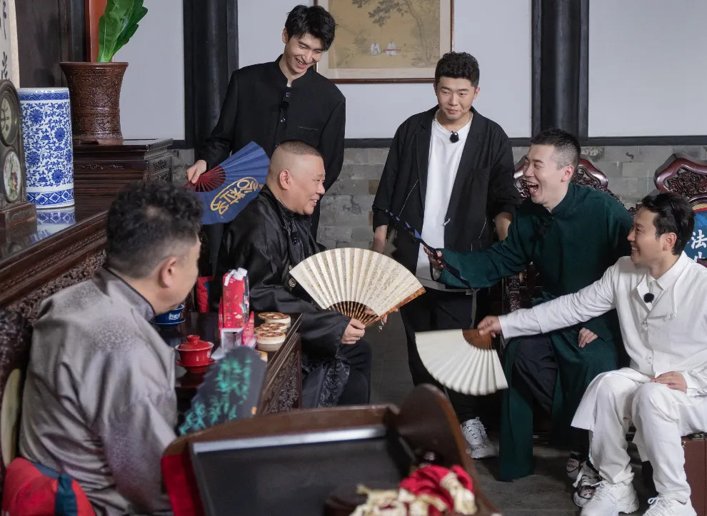 杨幂|脱口秀团综来袭,请成龙杨幂难掩无趣,喜剧团体为何热衷团综?