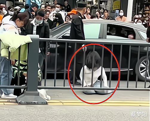 女子摊在地上撕心裂肺地喊叫,让人看了心痛,知情人:她孩子没了