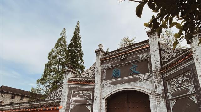 古镇|四川小伙带女朋友出游，在千年古镇上点了2荤1素，姑娘说了2个字