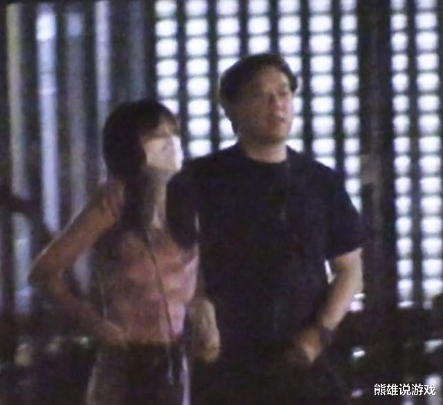 拥抱|32岁女星恋情曝光！深夜穿吊带与神秘男牵手拥抱