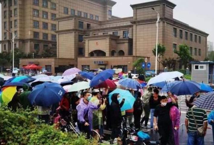 杜新枝二审后反网暴,手拿证件喊话许敏,并点名正义主播遭嘲讽