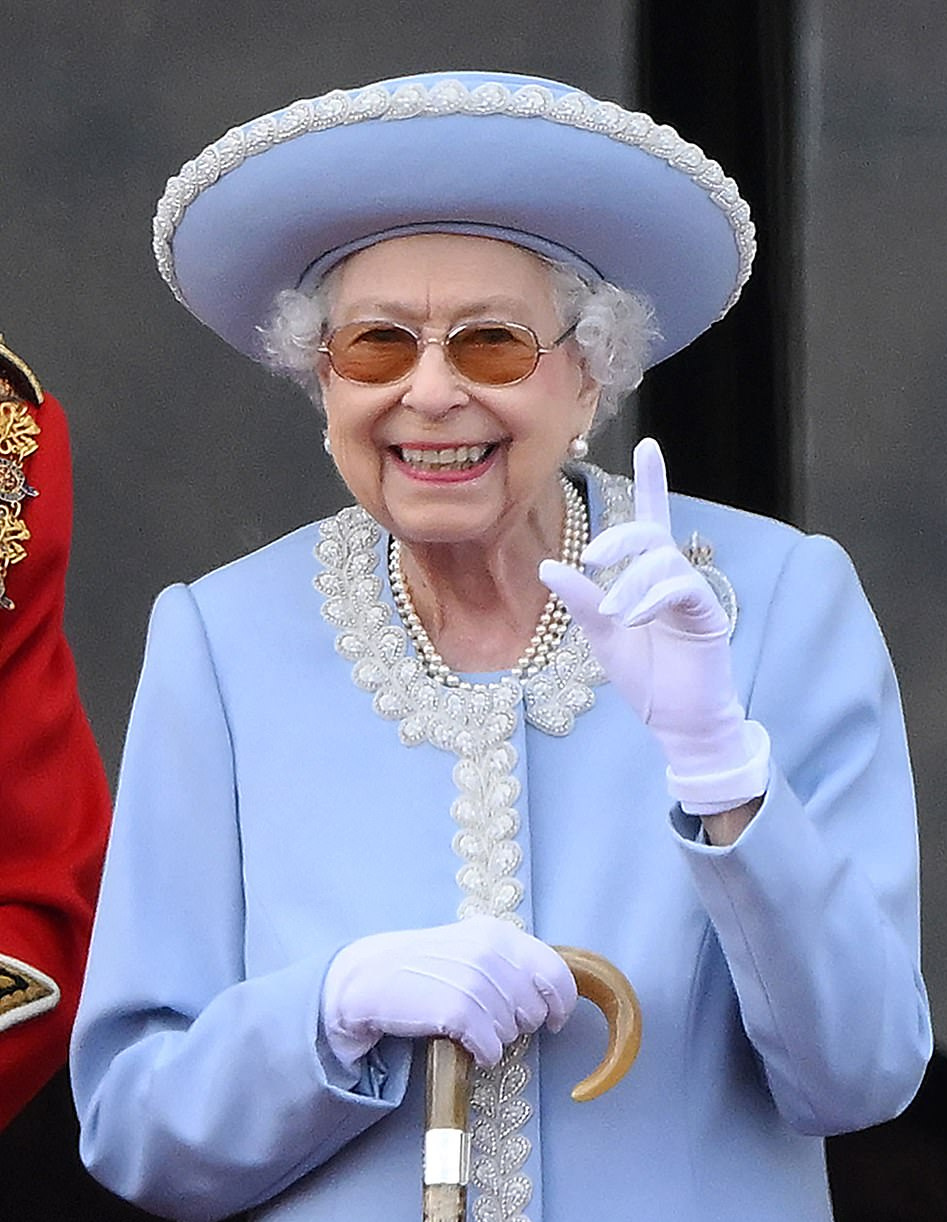 金·卡戴珊|有钱也不好使？英王室拒绝金卡戴珊参加皇家派对，金姐穿金色真闪