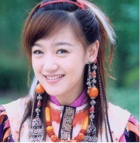 薛佳凝|43岁薛佳凝深夜现身酒吧，被大叔搂抱怀中太暧昧，牵住右手不撒手