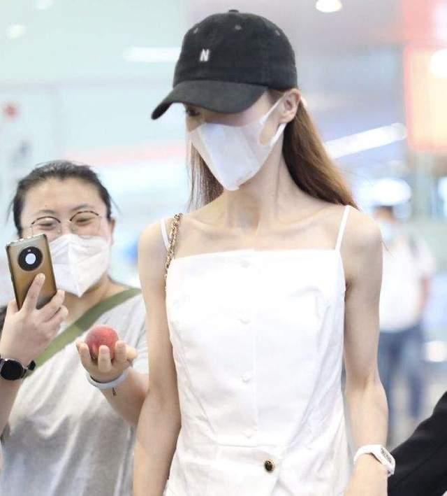 西装 暴瘦女星又添一位虎将,这7位女明星的暴瘦“名场面”,让人心疼