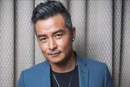 发型 才45岁头发就白了一半，纠结染还是不染？有什么好的建议吗？