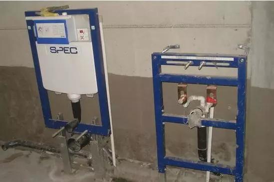 师傅在卫生间砌了半堵墙，邻居看后竟赖着不走，非要师傅去她家装