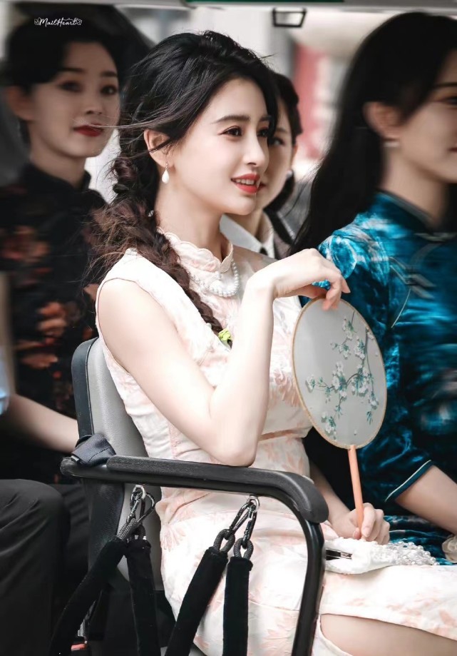 赵今麦|Baby不愧是颜霸!新路透穿紧身开叉旗袍美成民国小娇妻,离婚后绝美