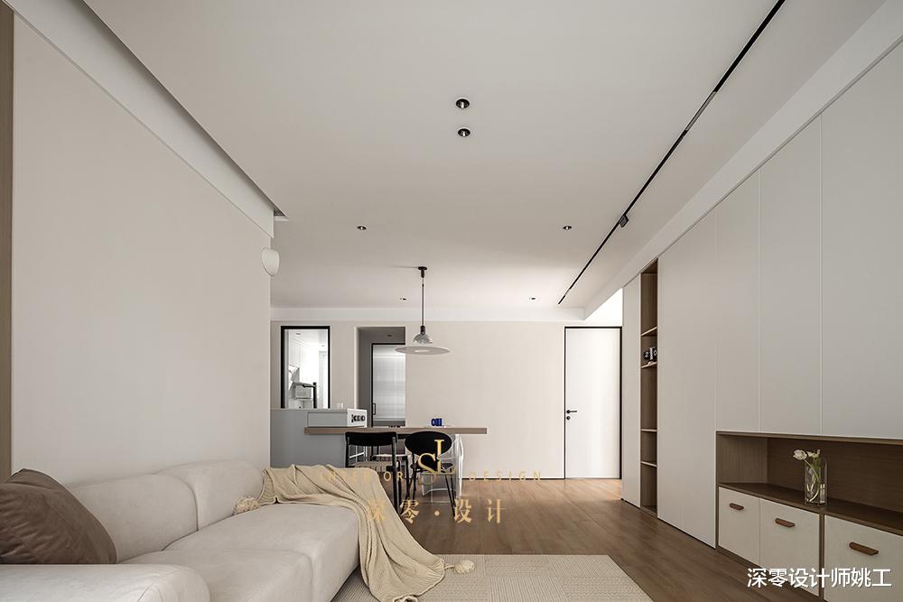 说实话,豪装不一定有她家舒适,客厅整面高柜有藏有露,收纳能力强悍