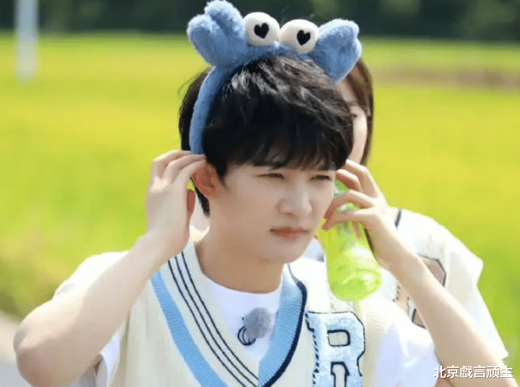 周深|乐坛劳模周深疯狂刷屏,网曝加盟全新综艺,嘉宾阵容吊足歌迷胃口