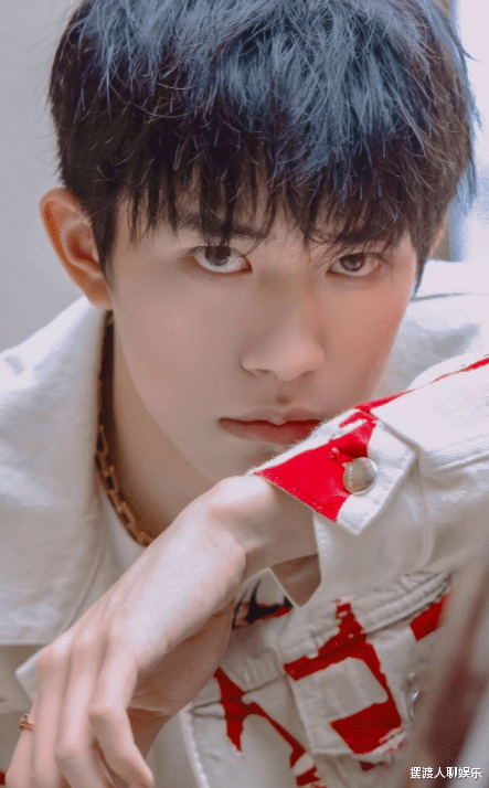 易烊千玺|这句话让易烊千玺上了热搜，要永远相信四字弟弟的搞笑功力