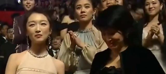 甄子丹|过气明星有多卑微?周洁琼让老戏骨给她撑伞,甄子丹成合影透明人