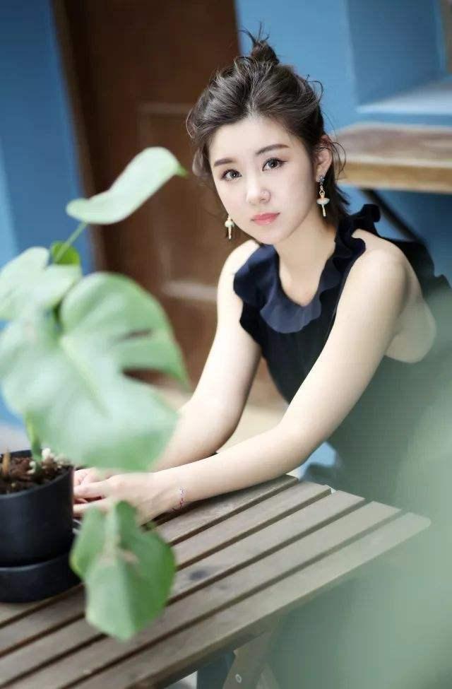 李小萌|出道17年零绯闻,她被称“最干净女星”,初恋老公为她拒演吻戏