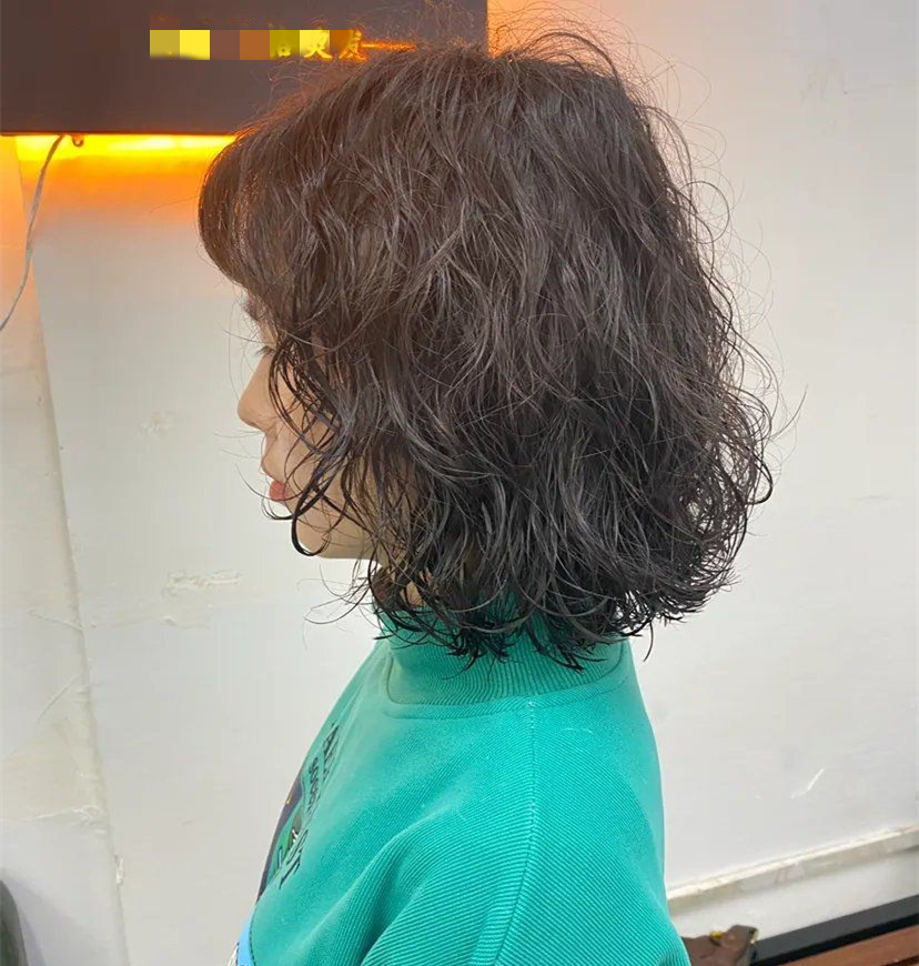 烫发 五六十岁的女人别乱烫发,这几种卷发好看又接地气,减龄又显气质