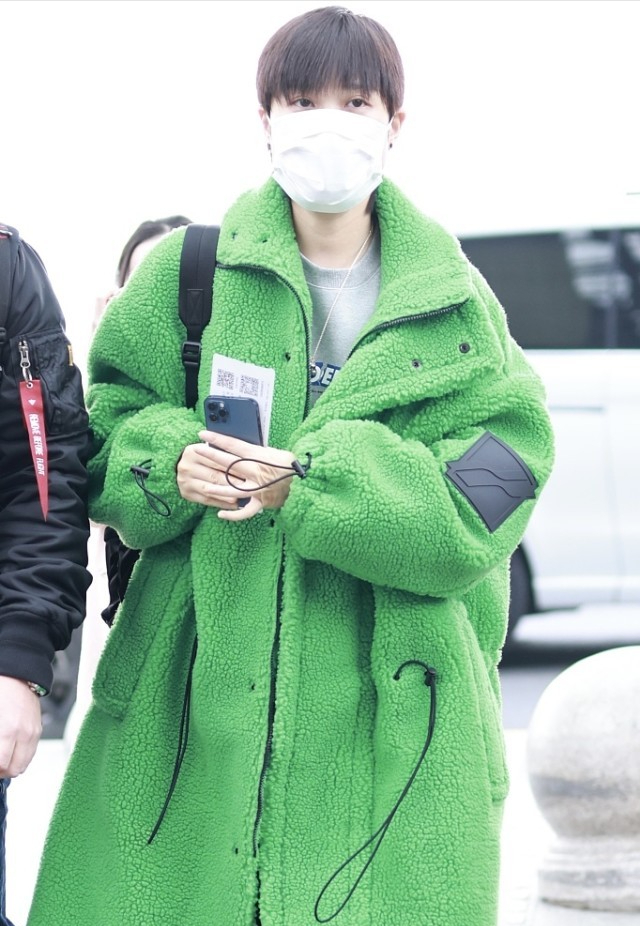 穿衣搭配|李宇春摆脱“男人婆”形象，穿奶白色廓形大衣走优雅路线，不违和