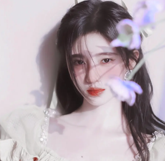 杨超越|鞠婧祎新剧路透照曝光，熟悉的半永久妆容，网友：和妈妈一个模子