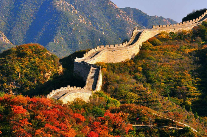 |万里长城雄伟壮观,游客拥挤不堪,要排队才能上去参观