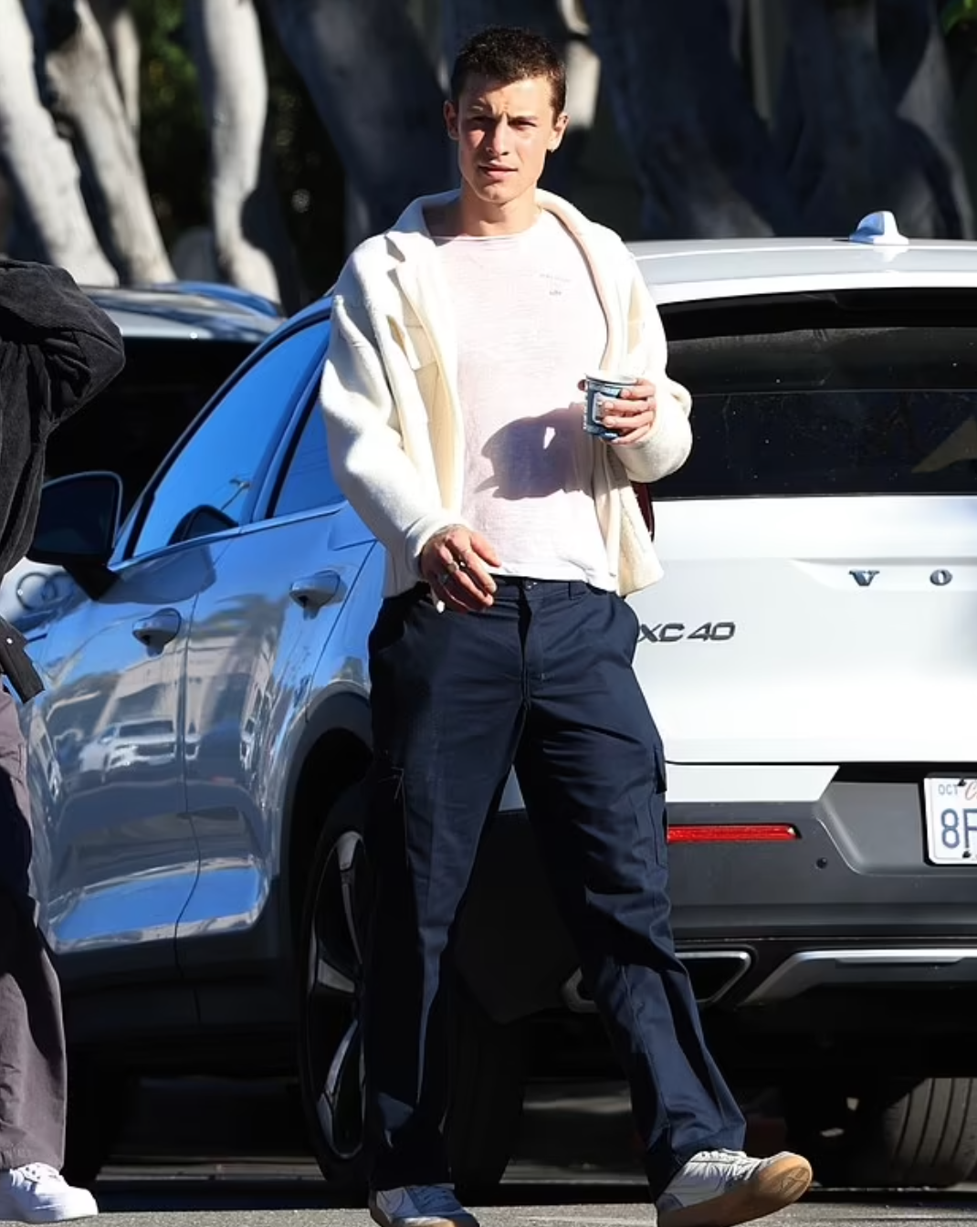 按摩|肖恩·门德斯疑似和绯闻女友约会喝咖啡，女方是大他27岁的按摩师