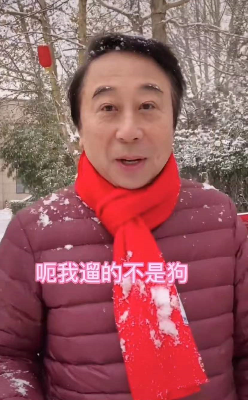 冯巩|64岁冯巩大雪天遛狗!首度回应不加盟央视春晚,将在仨地方台亮相
