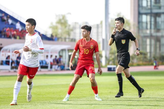 何小珂|1-2，留洋4连败！中国男足18岁天才盼反弹，西班牙7场1球+新任务
