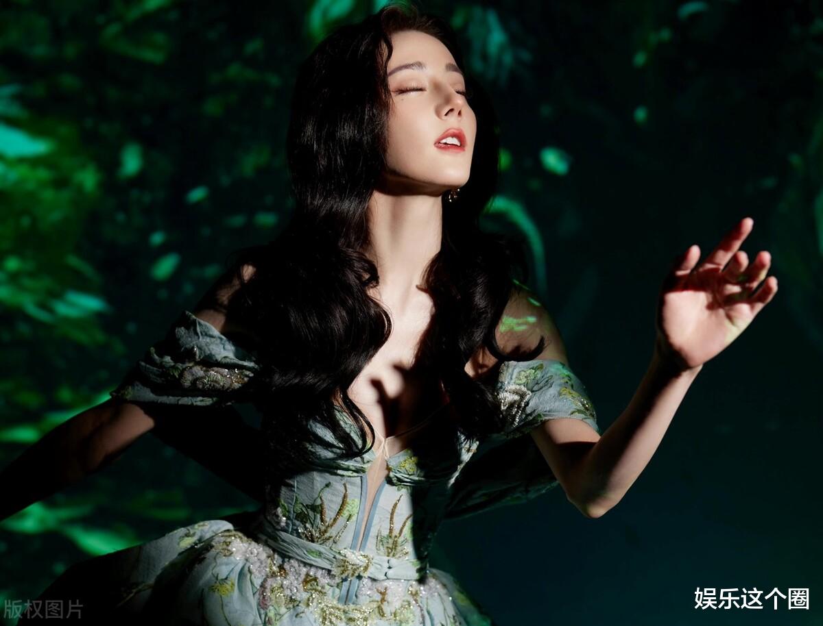 迪丽热巴|三八节晒美照过时了!迪丽热巴新剧开机,人群中独自美丽