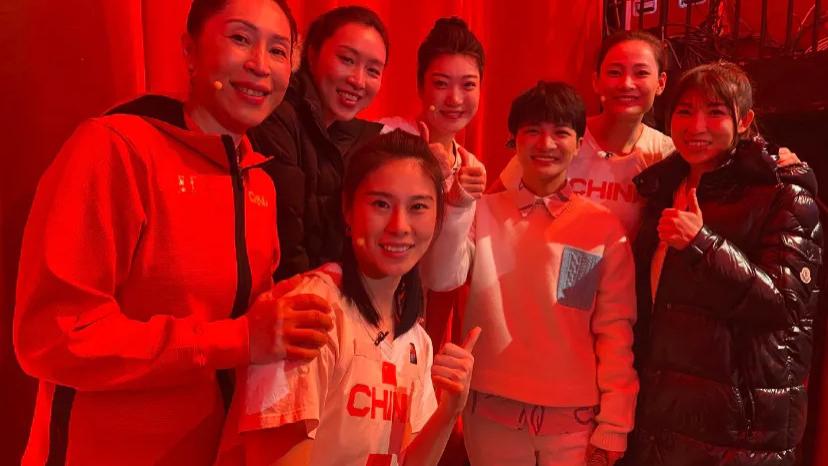 董卿|李梦、王思雨亮相春晚！中国女篮气质一流，李梦颜值不输春晚明星