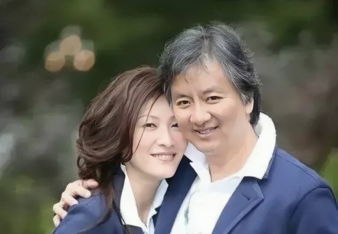 陈慧珊|遭调侃成父女恋：香港知名女星一家近照曝光，大11岁丈夫满头白发