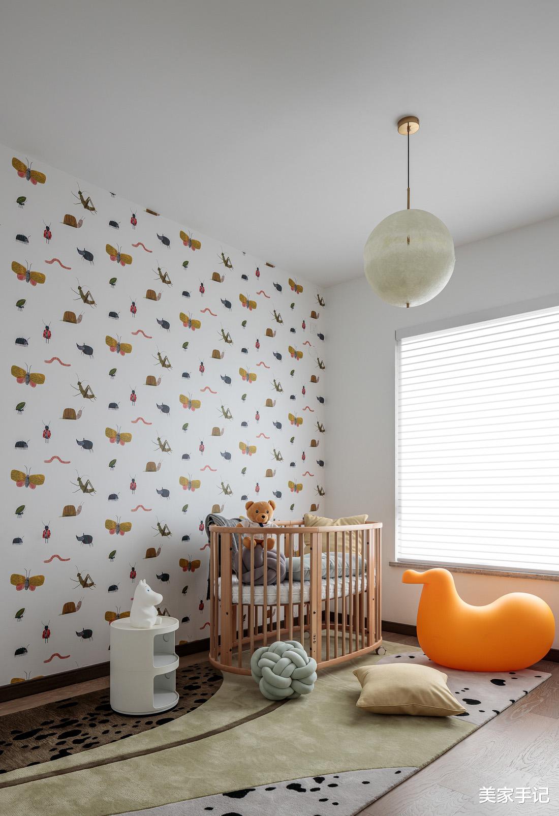 这对夫妻太有远见，坚持客厅摒弃阳台，电视墙打满柜子，场面实用大气