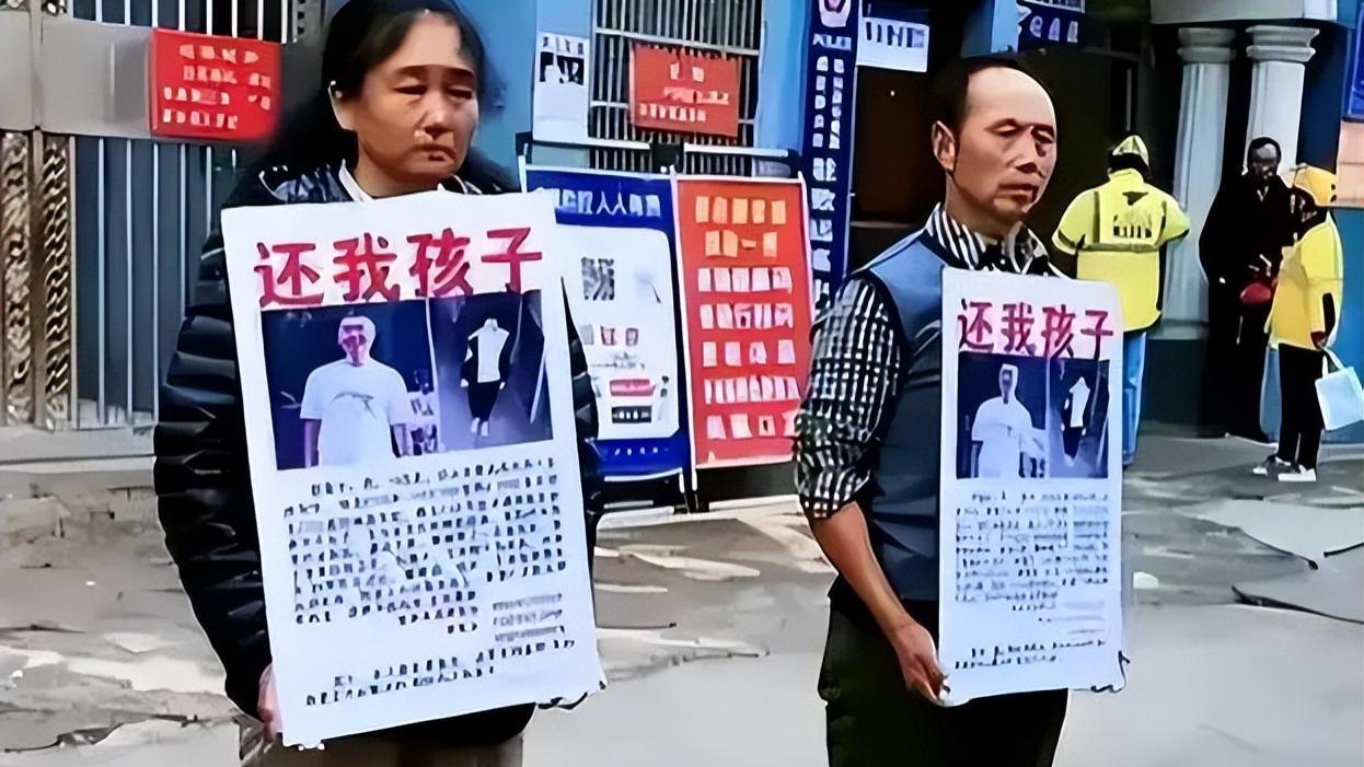 胡鑫宇案件疑点重重，妈妈和舅舅却回了老家，难道是要放弃吗？