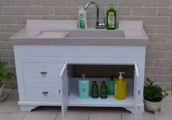 还腰酸背痛地蹲在卫生间洗衣服吗?看看别人在阳台洗得多么舒服!