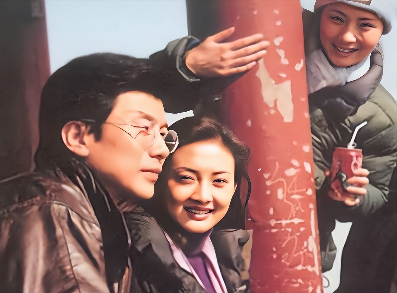 牛莉|牛莉：24岁嫁给“圈外人”刘亚东，婚后生三子，结婚25年恩爱如初