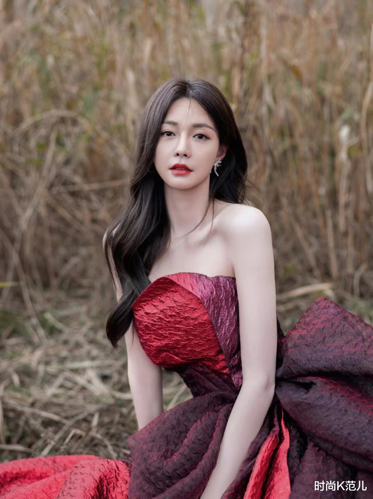 张艺兴|沈梦辰主持跨年晚会,穿一条渐变色蓬蓬裙,优雅出众!