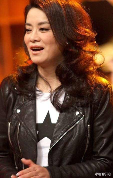 韦唯|碾压韦唯毛阿敏，却被亲弟弟打到脑震荡，一代歌后沦落当保姆生存