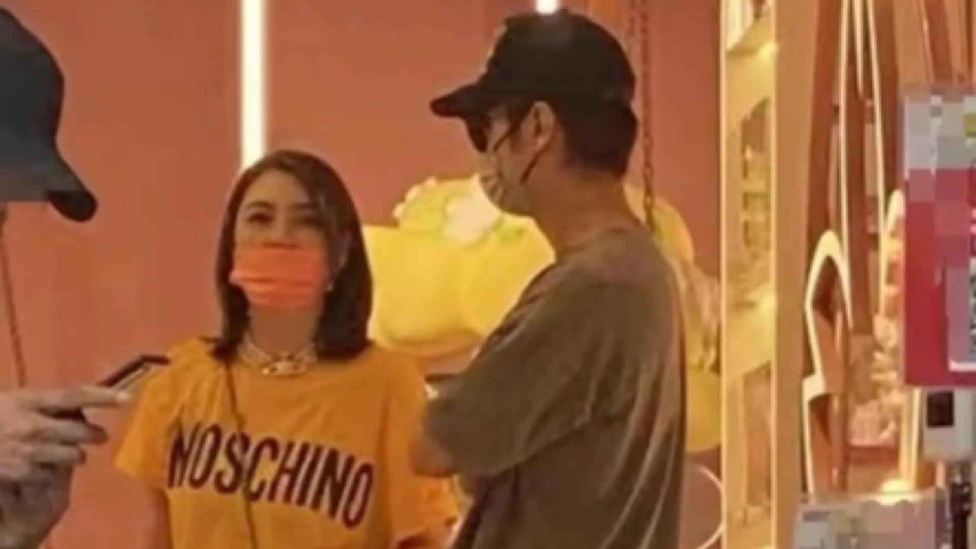 洪欣|洪欣张丹峰罕同框，带女儿逛街热聊不停，8岁彤彤长高到妈妈肩膀