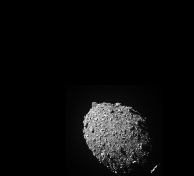 1100万公里外,美国飞船撞上小行星,碰撞前拍下多个画面