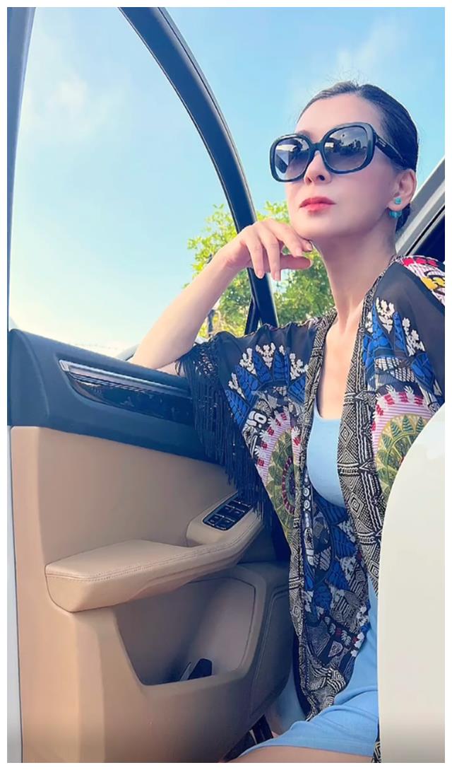 夏文汐|59岁夏文汐定居国外，穿背心裙大秀身材，住别墅开百万豪车太惬意