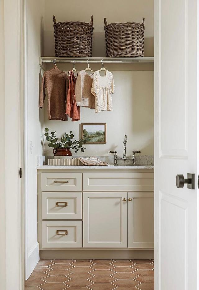 安静舒适的乡村小别墅,白色与原木带来温馨感,浅色布艺添雅致