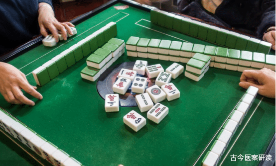 脑梗|58岁大哥突发脑梗瘫痪，再次提醒：中老年人晚饭后，3件事要少做