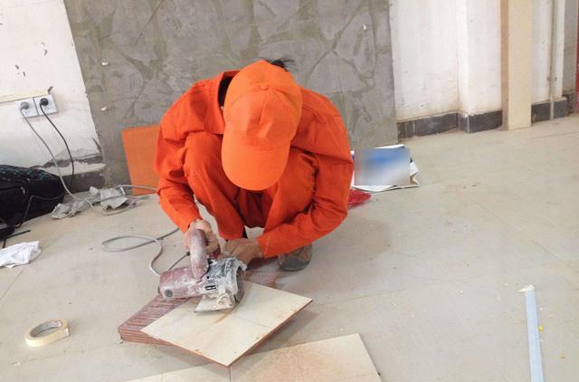 刚铺好的瓷砖就崩瓷了,师傅和卖家都叫屈,就该我自己咽下苦水?