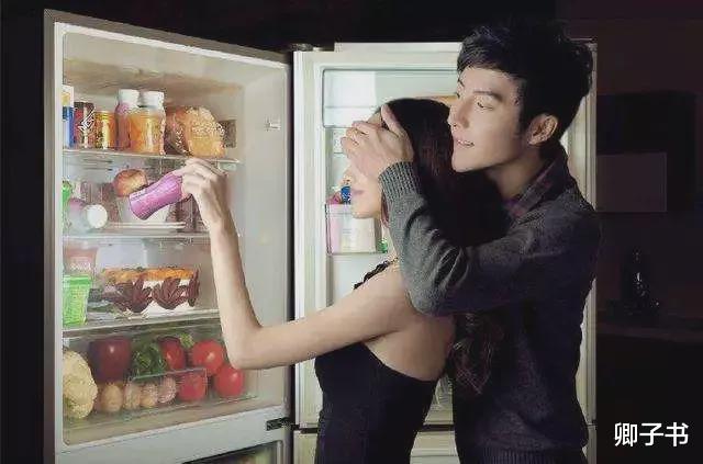 出远门时,为什么要给冰箱里放一枚硬币?