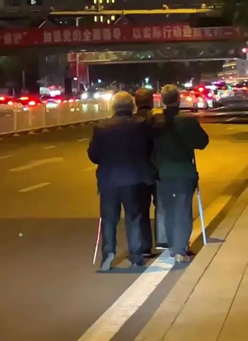 98年铁骑深夜护送失明老人，路人偷拍点赞：这种行为就很帅