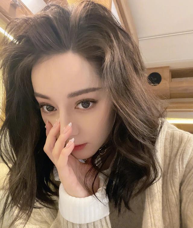 热巴因“体毛旺盛”登上热搜,做核酸被跟拍,女明星隐私何在?