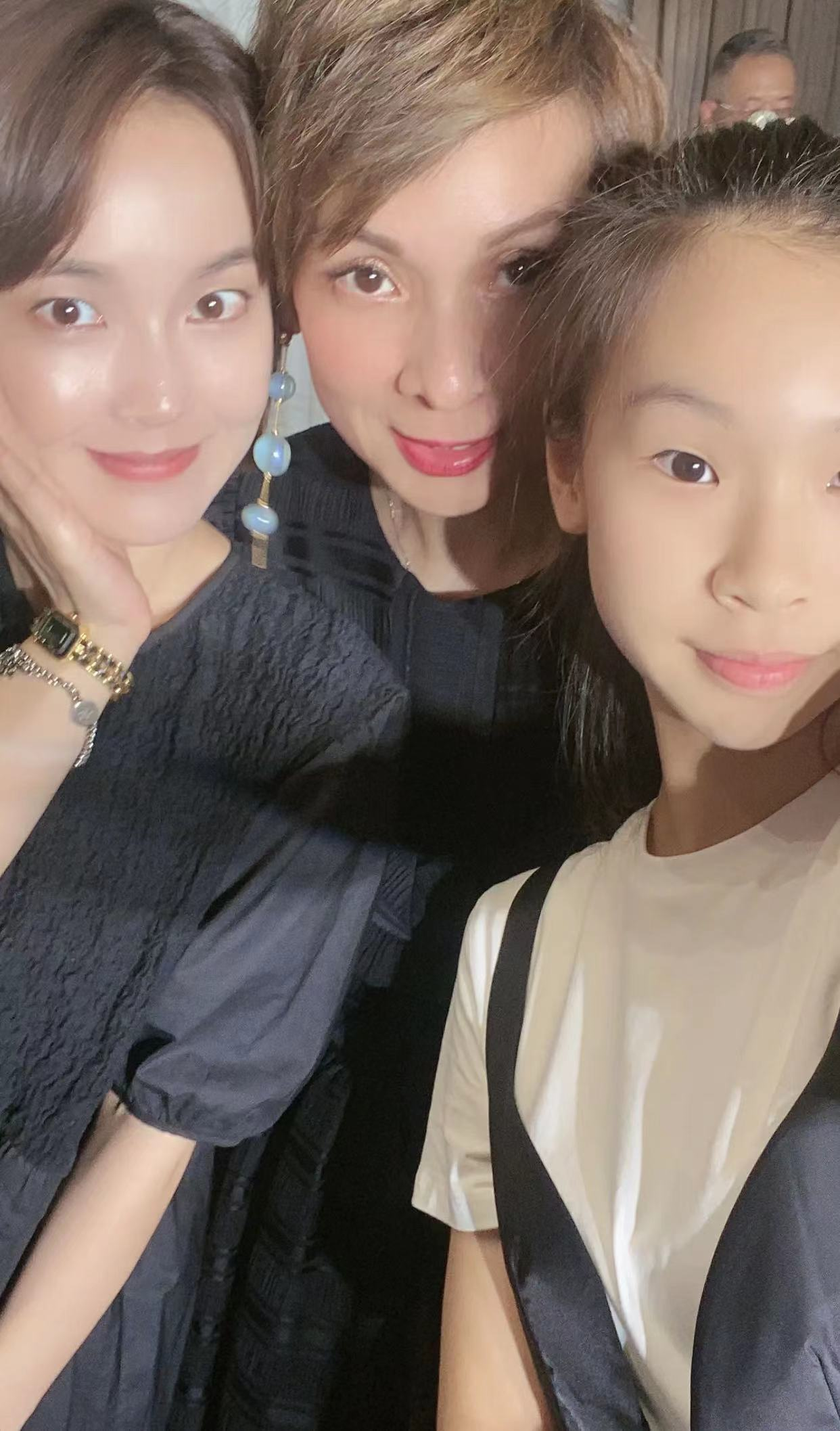 殷桃|众星参加素人婚礼！殷桃戴钻戒穿深V显丰腴，王凯暴瘦与富婆合影