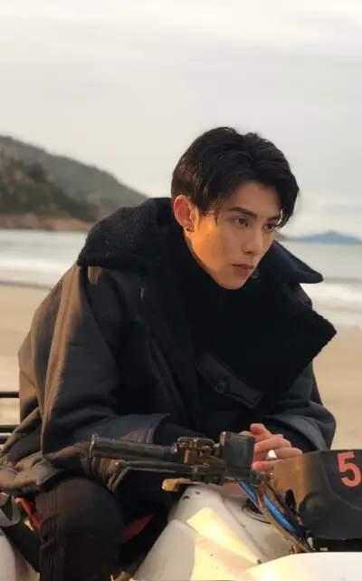 王鹤棣|王鹤棣努力减肥，为演绎电影《抬头见喜》，太拼了