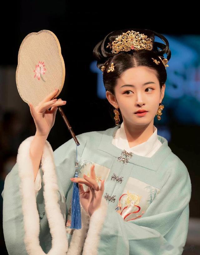 许凯|于正回应来了！疑似默认许凯赵晴恋情，还声称一线演员下凡？